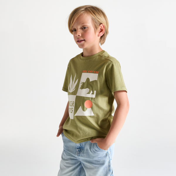 تيشيرت مزيّن برسمة ديناصور، بأكمام قصيرة باللون الكاكي للأولاد